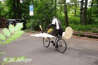 Setkání Jeníčků a Mařenek 2010 - Jan Kašpar na kole Jana Tleskače :-)