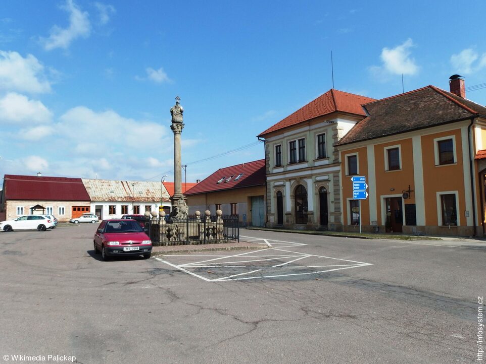 Choltice, Náměstí Svaté Trojice
