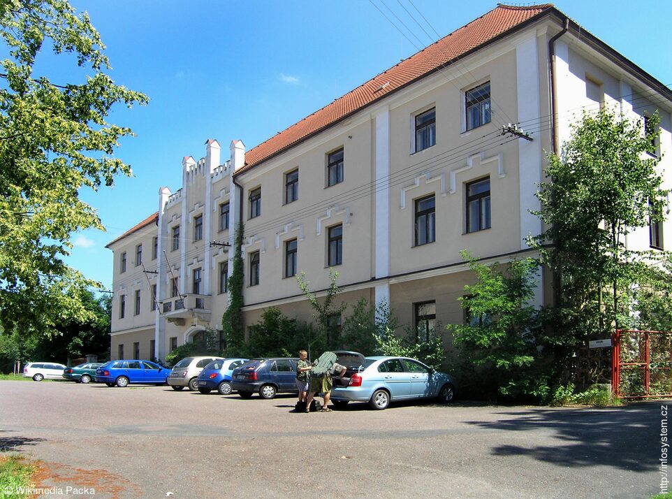 Pseudogotický zámek v Ronově nad Doubravou
