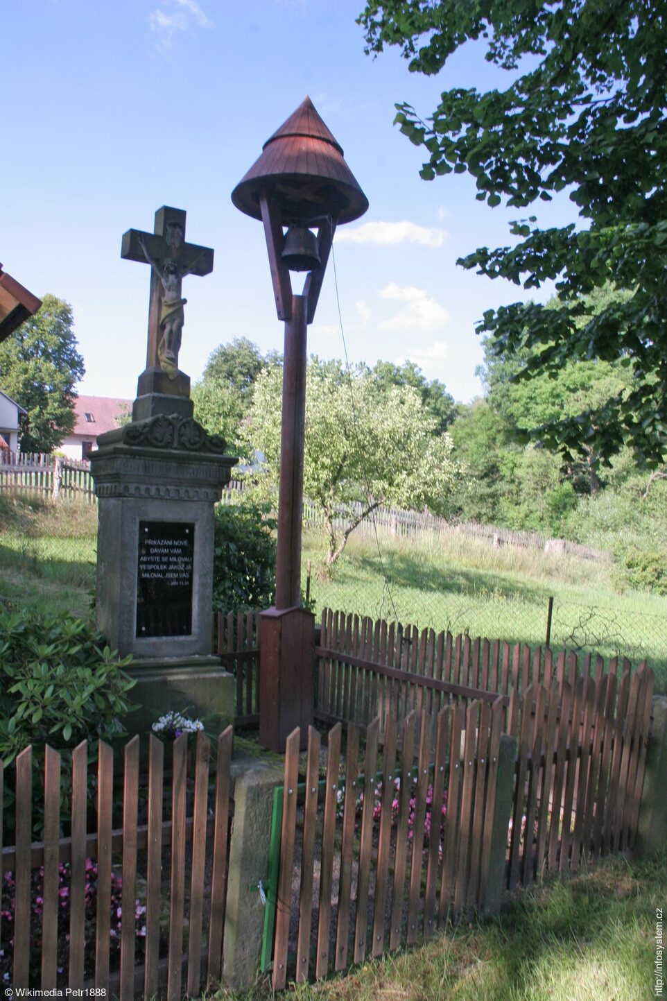 Vršov, křížek a zvonička