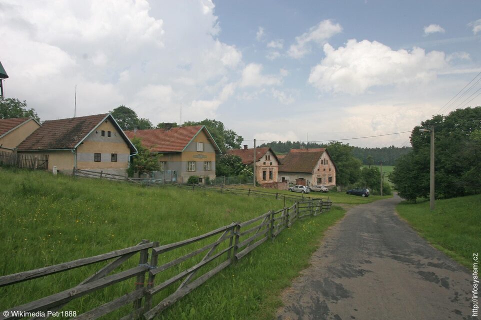 Náves v Petříkovicích