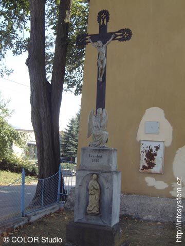 Kamenný kříž u kaple sv.Antonína